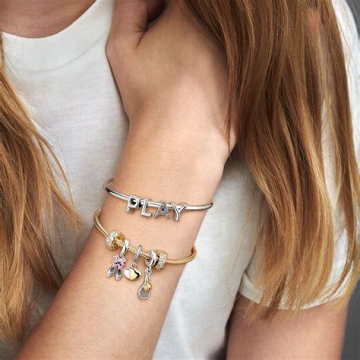 Are love bracelets still popular?