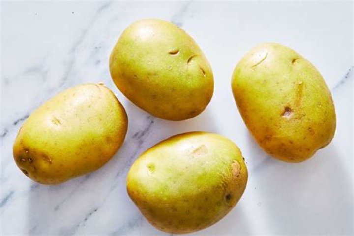 Can I cook green potatoes?