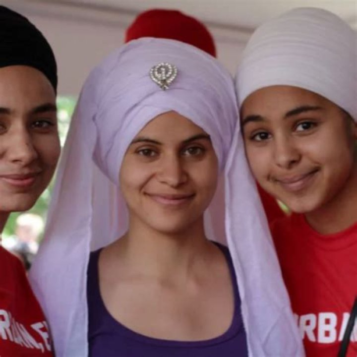 Do female Sikhs wear a turban?