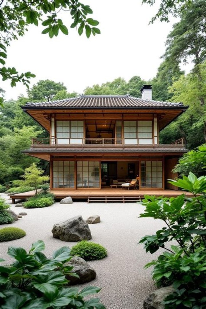 How are traditional Japanese houses insulated?