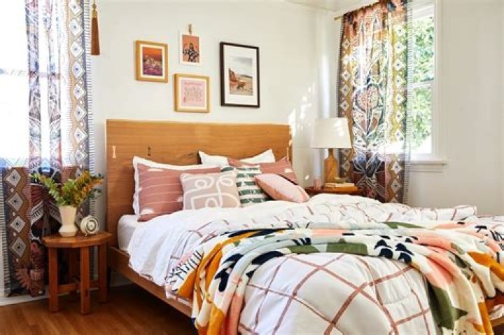 How do you decorate a bedroom for Zoom?
