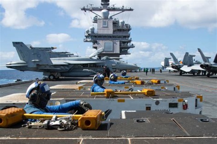 How fast can an aircraft carrier launch all its planes?