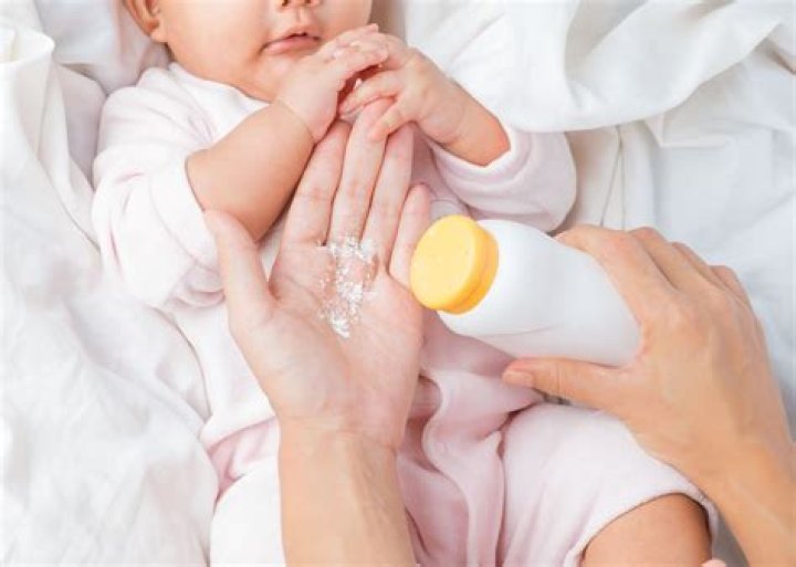 Is baby powder good for heat rash?