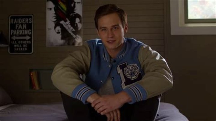 Who does Clay end up with in 13 Reasons Why?